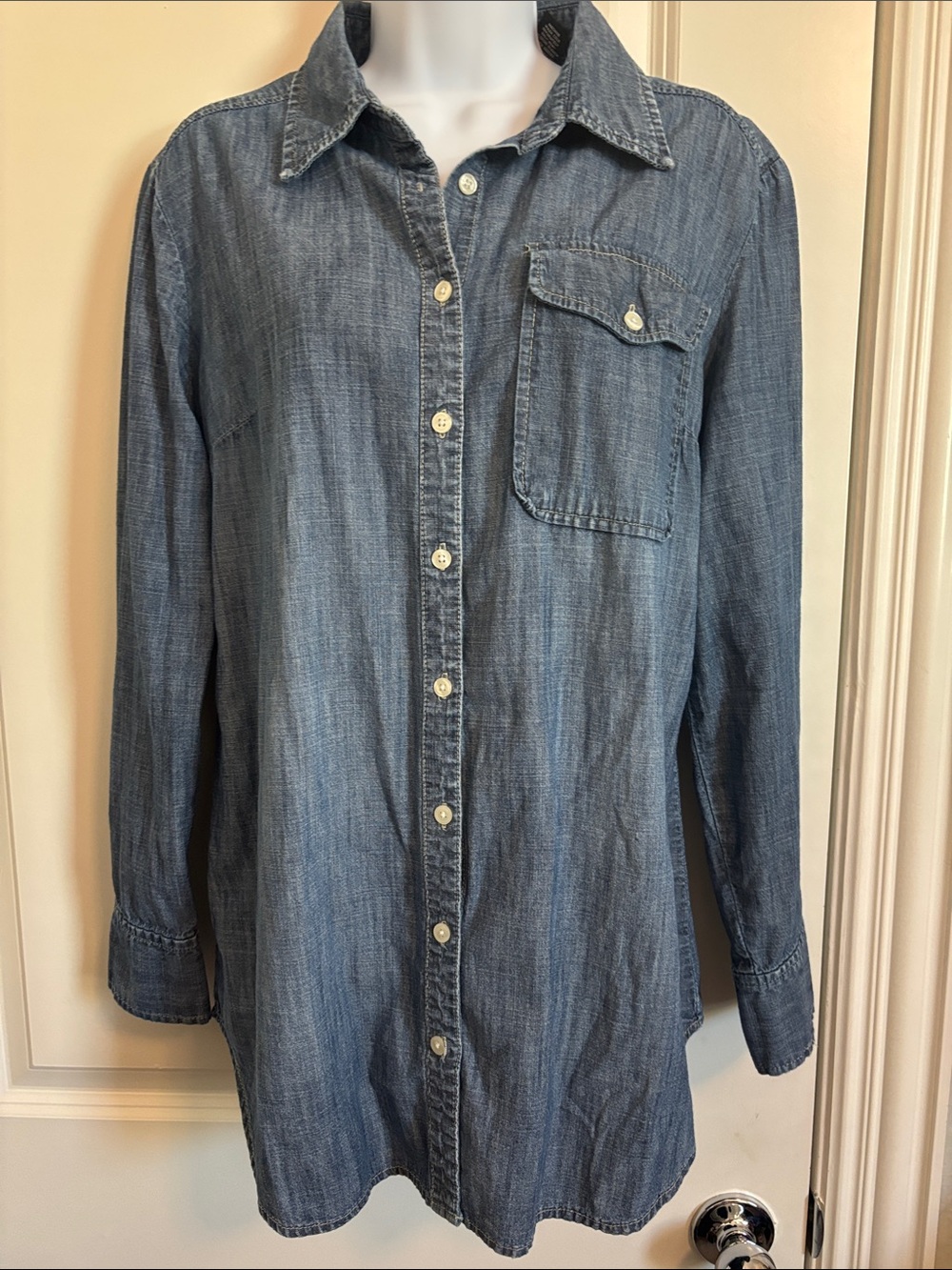 New York Company women’s Classic Blue Denim Button-Down L #69T